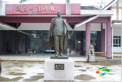 從苗鄉(xiāng)走出的驕子——?dú)W百川