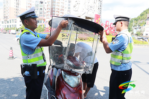松桃交警大隊(duì):讓文明交通建設(shè)成果惠及廣大市民