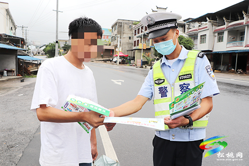 松桃交警大隊到轄區(qū)大坪場鎮(zhèn)干串村開展交通安全宣傳活動