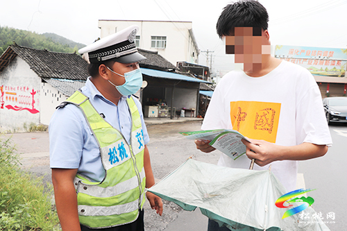 松桃交警大隊到轄區(qū)大坪場鎮(zhèn)干串村開展交通安全宣傳活動