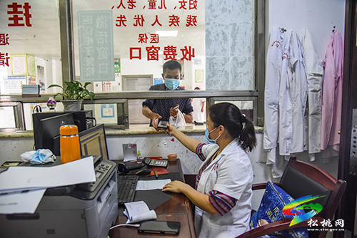 長(zhǎng)興堡鎮(zhèn)：上門(mén)服務(wù)，全力推進(jìn)醫(yī)保電子憑證激活工作