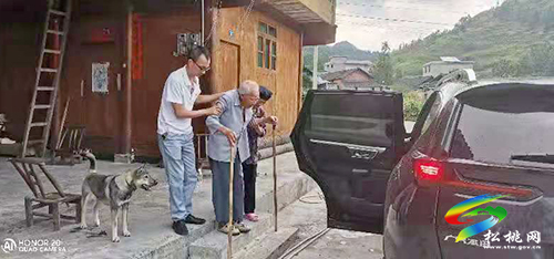 寨英鎮(zhèn)愛(ài)心專(zhuān)車(chē)助力新冠疫苗接種