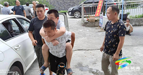 寨英鎮(zhèn)愛(ài)心專(zhuān)車(chē)助力新冠疫苗接種