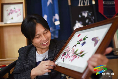 ​一針一線總關(guān)情——記松桃梵凈山苗族文化旅游產(chǎn)品開發(fā)有限公司董事長(zhǎng)石麗平