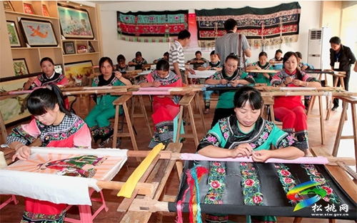 ​一針一線總關(guān)情——記松桃梵凈山苗族文化旅游產(chǎn)品開發(fā)有限公司董事長(zhǎng)石麗平