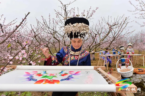 ​一針一線總關(guān)情——記松桃梵凈山苗族文化旅游產(chǎn)品開發(fā)有限公司董事長(zhǎng)石麗平