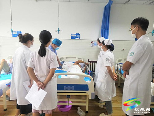 縣疾病預(yù)防控制中心、縣人民醫(yī)院心系敬老院院民上門接種送健康