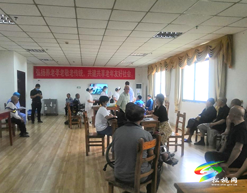 縣疾病預(yù)防控制中心、縣人民醫(yī)院心系敬老院院民上門接種送健康