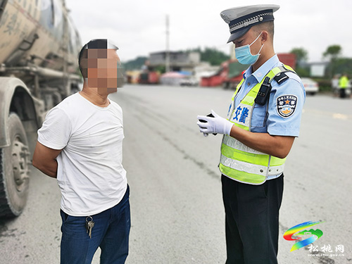 ​松桃交警大隊(duì)開展貨車交通違法整治行動