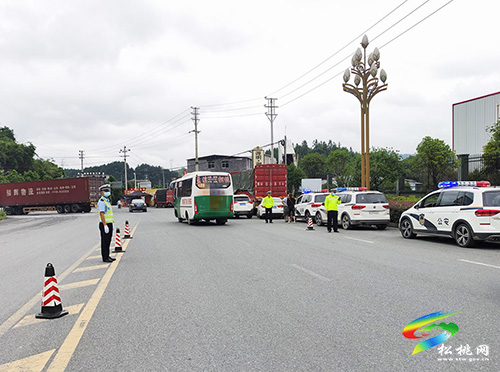 ​松桃交警大隊(duì)開展貨車交通違法整治行動