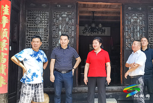 鄧兆桃一行到松桃調(diào)研少數(shù)民族特色村落建設(shè)和特色產(chǎn)業(yè)發(fā)展