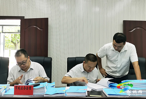 丁廷權(quán)帶隊到松桃開展全省市域社會治理現(xiàn)代化試點中期評估及“一中心一張網(wǎng)十聯(lián)戶”工作督查