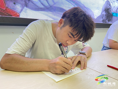 松桃團縣委舉辦“書寫中國夢·墨撒社區(qū)情”書法比賽活動