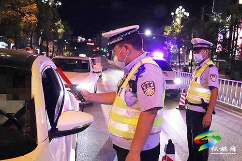 松桃交警開展夜查行動查獲酒駕8起