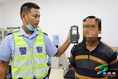 松桃交警開展夜查行動查獲酒駕8起