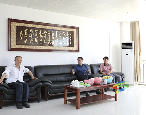 龍群躍教師節(jié)慰問優(yōu)秀教師代表和退休教師