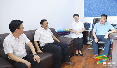 吳廷友開展教師節(jié)慰問活動