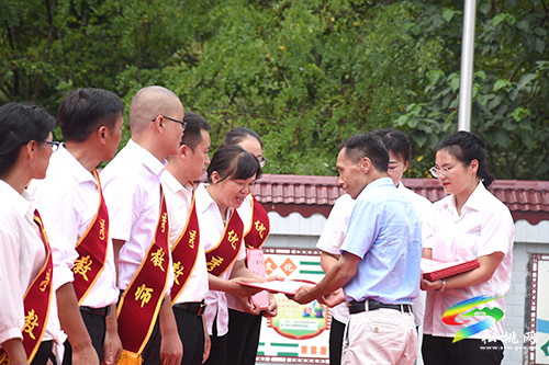 賡續(xù)百年初心 擔(dān)當(dāng)育人使命——黃板鎮(zhèn)舉辦系列活動(dòng)熱烈慶祝第37個(gè)教師節(jié)