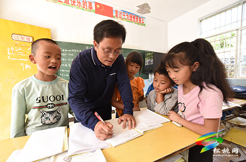 唐書淵：扎根邊遠(yuǎn)山區(qū)的山村老師