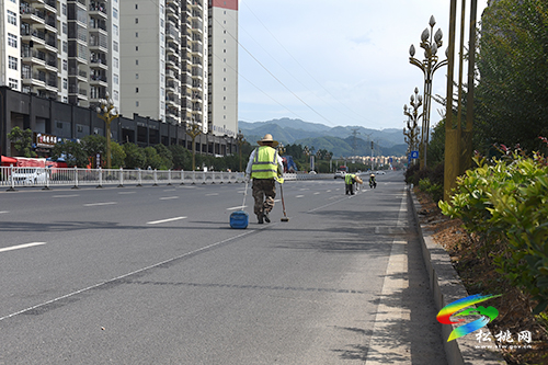 【我為群眾辦實事】松桃：增劃停車位 惠民暖人心