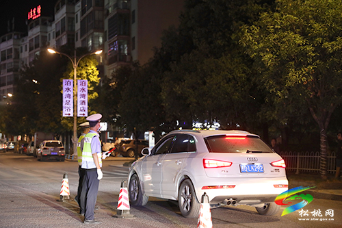 松桃交警開展酒駕醉駕執(zhí)法直播聯(lián)動(dòng)活動(dòng)