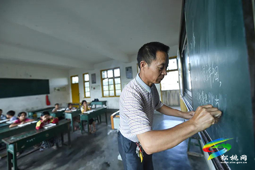 吳興華：編外教師21年的堅守