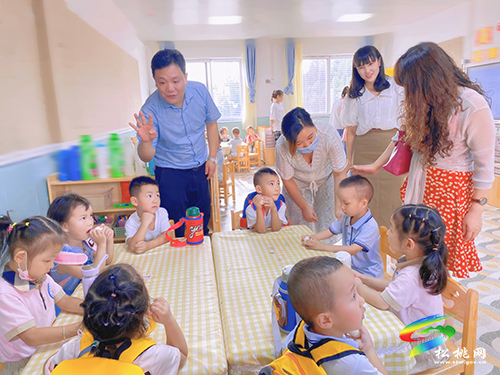 銅仁市生態(tài)移民局關工委赴松桃第四幼兒園開展調研
