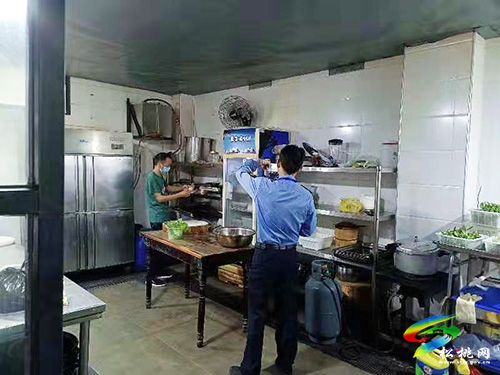 ​松桃市場監(jiān)督管理局開展中秋節(jié)前食品安全專項(xiàng)檢查