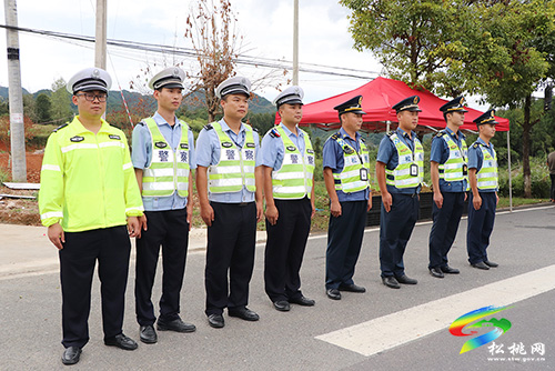 ​松桃交警大隊(duì)聯(lián)合松桃交通運(yùn)輸綜合執(zhí)法大隊(duì)開展中秋節(jié)期間道路交通安全集中整治行動(dòng)