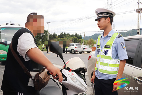 ​松桃交警大隊(duì)聯(lián)合松桃交通運(yùn)輸綜合執(zhí)法大隊(duì)開展中秋節(jié)期間道路交通安全集中整治行動(dòng)
