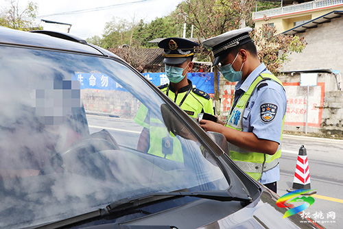 ​松桃交警大隊(duì)聯(lián)合松桃交通運(yùn)輸綜合執(zhí)法大隊(duì)開展中秋節(jié)期間道路交通安全集中整治行動(dòng)