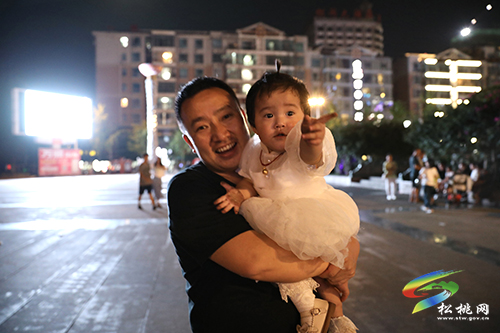 松桃：圓月映中秋 市民話團(tuán)圓
