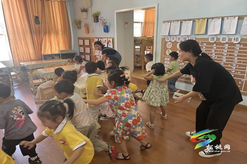 松桃第二幼兒園開(kāi)展反恐防暴應(yīng)急演練活動(dòng)