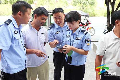 【我為群眾辦實(shí)事】松桃交警大隊(duì)車管所創(chuàng)新便民舉措 車駕管服務(wù)進(jìn)社區(qū)