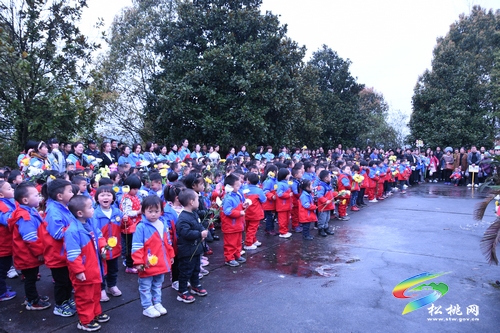 松桃第二幼兒園到革命烈士陵園開展掃墓活動