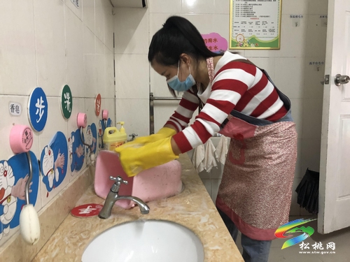 松桃第二幼兒園開展2021年春季開學(xué)前衛(wèi)生清掃活動