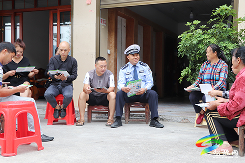 松桃交警大隊(duì)進(jìn)農(nóng)村開展“一盔一帶”安全宣傳“壩壩會”