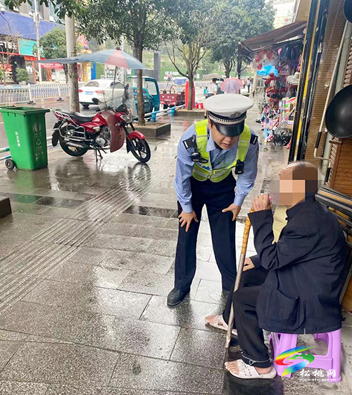 暖心！松桃交警送迷路老人回家