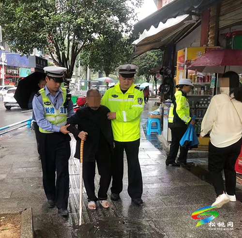 暖心！松桃交警送迷路老人回家