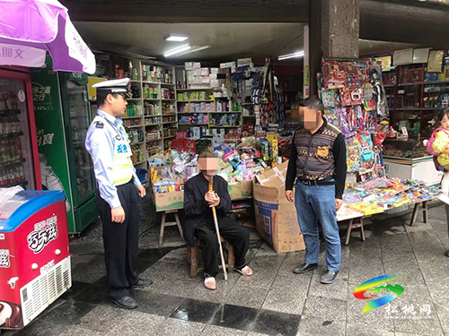暖心！松桃交警送迷路老人回家