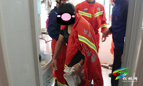 六旬老人手卡馬桶消防員緊急施救