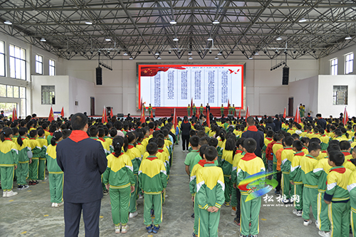 請黨放心 強(qiáng)國有我爭做新時(shí)代好隊(duì)員——松桃六完小舉行主題隊(duì)日暨第二批新隊(duì)員入隊(duì)儀式