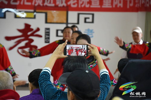 【網(wǎng)絡(luò)中國(guó)節(jié)·重陽(yáng)】感恩敬老 愛(ài)滿重陽(yáng)---松桃開展文藝匯演進(jìn)敬老院暨重陽(yáng)節(jié)慰問(wèn)活動(dòng)