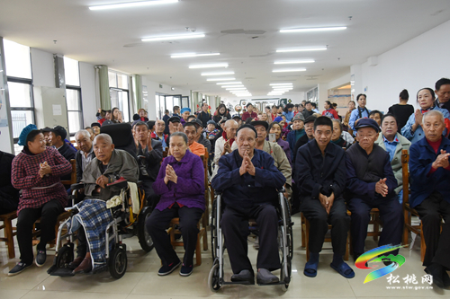 【網(wǎng)絡(luò)中國(guó)節(jié)·重陽(yáng)】感恩敬老 愛(ài)滿重陽(yáng)---松桃開展文藝匯演進(jìn)敬老院暨重陽(yáng)節(jié)慰問(wèn)活動(dòng)