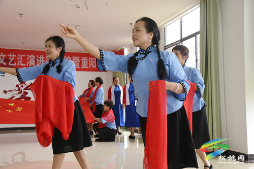 【網(wǎng)絡(luò)中國(guó)節(jié)·重陽(yáng)】感恩敬老 愛(ài)滿重陽(yáng)---松桃開展文藝匯演進(jìn)敬老院暨重陽(yáng)節(jié)慰問(wèn)活動(dòng)