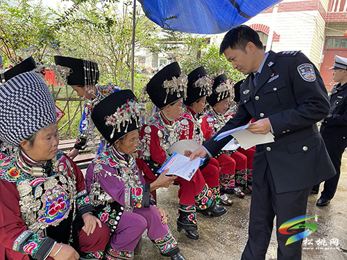 交警入苗寨“雙語”宣傳入人心