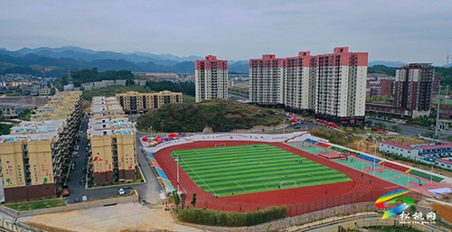 【輝煌五年路　開(kāi)啟新征程】風(fēng)起云揚(yáng)戰(zhàn)貧困　氣貫長(zhǎng)虹拔窮根