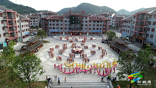【輝煌五年路　開(kāi)啟新征程】風(fēng)起云揚(yáng)戰(zhàn)貧困　氣貫長(zhǎng)虹拔窮根