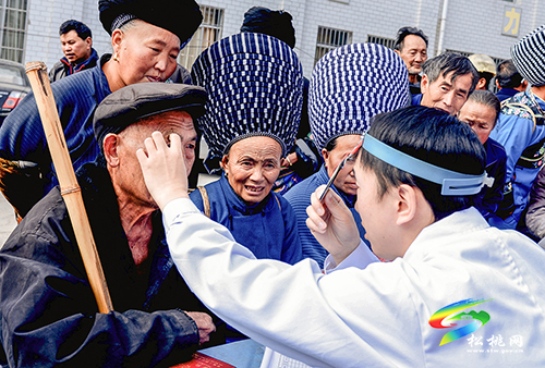 【輝煌五年路　開(kāi)啟新征程】風(fēng)起云揚(yáng)戰(zhàn)貧困　氣貫長(zhǎng)虹拔窮根