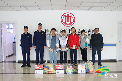 松桃消防“獻(xiàn)愛心，送溫暖”慰問轄區(qū)兒童福利院